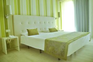 Postel nebo postele na pokoji v ubytování Ouril Hotel Julia
