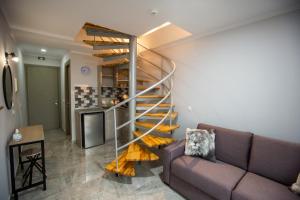 Ruang duduk di Artemida Suites