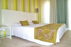 Postel nebo postele na pokoji v ubytování Ouril Hotel Julia