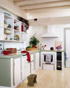 uma cozinha com armários brancos e uma bancada em Casa El Tejo em El Tejo
