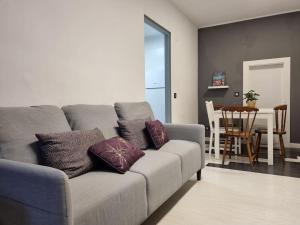 a living room with a couch with pillows on it at 21A01 Apartamento Cabañaquinta in Aller