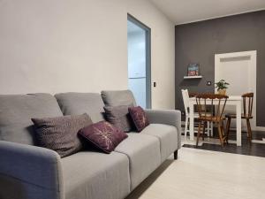 Una sala de estar con un sofá con almohadas. en 21A01 Apartamento Cabañaquinta, en Aller