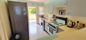 eine Küche mit Herd und Kühlschrank in der Unterkunft Club Cabana 13 - Sleeps 6 - Perfect Holiday Destination in Margate