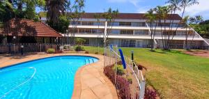 ein Schwimmbad vor einem Gebäude in der Unterkunft Club Cabana 13 - Sleeps 6 - Perfect Holiday Destination in Margate