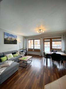 ein Wohnzimmer mit einem Sofa und einem Tisch in der Unterkunft Apartament Leśny z kominkiem - Viva Pod Giewontem Apartamenty in Zakopane