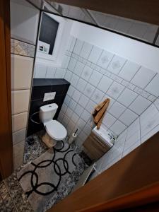 mała łazienka z toaletą i umywalką w obiekcie HostelHollabrunn w mieście Hollabrunn