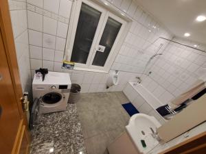 een kleine badkamer met een toilet en een wastafel bij HostelHollabrunn in Hollabrunn
