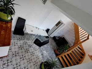 nad głową pokoju z roślinami i schodami w obiekcie HostelHollabrunn w mieście Hollabrunn