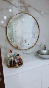 波瓦－迪瓦爾津的住宿－Pé na Areia，浴室的柜台配有镜子和水槽