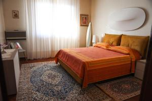 1 dormitorio con cama y ventana grande en Residenza Mario, en Florencia