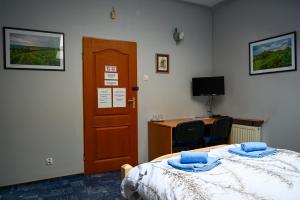 Łóżko lub łóżka w pokoju w obiekcie Tarnowskie Centrum Informacji