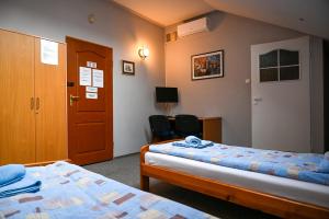 Łóżko lub łóżka w pokoju w obiekcie Tarnowskie Centrum Informacji