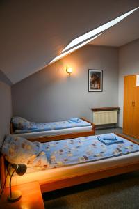 Łóżko lub łóżka w pokoju w obiekcie Tarnowskie Centrum Informacji