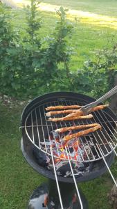 a bunch of carrots cooking on a grill at O'Noire, Viroinval Treignes in Treignes