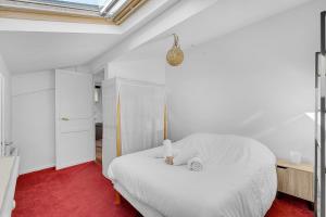 Postel nebo postele na pokoji v ubytování Bright and spacious nest in the historic center