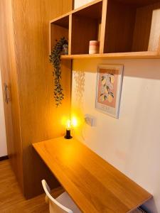 een kamer met een houten tafel met een licht erop bij 'Woodbury' at stayBOOM in Lancaster