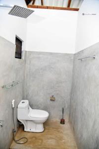 bagno con servizi igienici bianchi in camera di ohm lagoon home a Tangalle
