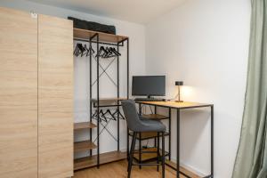 een kamer met een bureau met een computer en een stoel bij EasyGreen moderenes Appartment - Essen by EasyHood in Essen