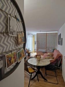 une chambre avec une table et un salon dans l'établissement Saint Ouen Appartement cosy, à Saint-Ouen