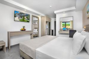 Кровать или кровати в номере NewStory Suites Possidi