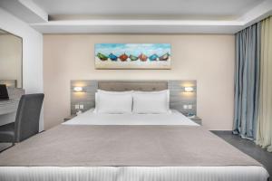 Кровать или кровати в номере NewStory Suites Possidi