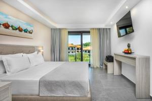Кровать или кровати в номере NewStory Suites Possidi