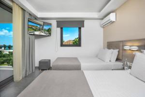 Кровать или кровати в номере NewStory Suites Possidi