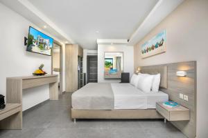 Кровать или кровати в номере NewStory Suites Possidi