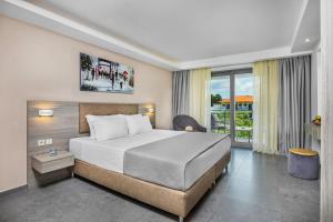 Кровать или кровати в номере NewStory Suites Possidi