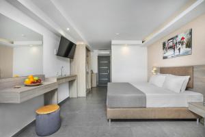 Кровать или кровати в номере NewStory Suites Possidi