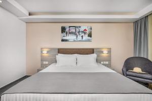 Кровать или кровати в номере NewStory Suites Possidi