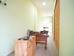 una camera con scrivania e computer portatile sopra di Pudan Residence Balige By Helocus a Balige