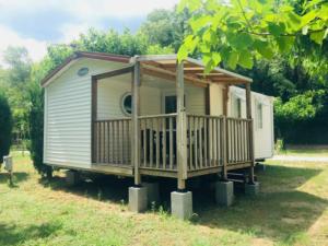 domek z werandą i tarasem w obiekcie Camping des Cigales w mieście Aiguèze