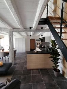 een kamer met een keuken en een woonkamer bij Du côté de chez Pam in Beblenheim