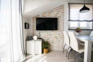 Televízia a/alebo spoločenská miestnosť v ubytovaní Apartments Up&Up
