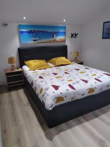 Champagné-les-Marais的住宿－OCEANE，一间卧室配有一张带白色床罩和黄色枕头的床。