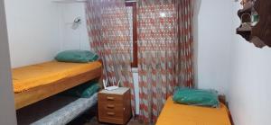 Zimmer mit 2 Etagenbetten und einem Vorhang in der Unterkunft Playa Grande hermoso departammento in Mar del Plata