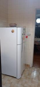 einen weißen Kühlschrank in einer Ecke einer Küche in der Unterkunft Playa Grande hermoso departammento in Mar del Plata