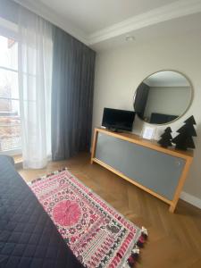 salon z lustrem i dywanem w obiekcie Kraków Green Hill Luxury Apartment w Balicach