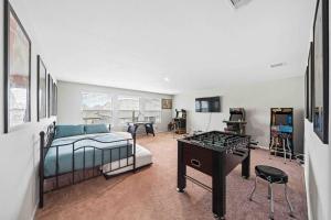 Ένα ή περισσότερα κρεβάτια σε δωμάτιο στο Houston House~Sleeps 16~Arcade Style Game Room