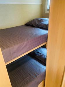2 Etagenbetten in einem kleinen Zimmer mit Fenster in der Unterkunft Каравана Лили in Warna