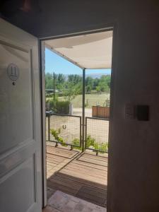 een deur naar een veranda met uitzicht op een terras bij Aguila Blanca in Mina Clavero