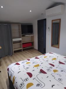- une chambre avec un lit et une télévision dans l'établissement OCEANE, à Champagné-les-Marais