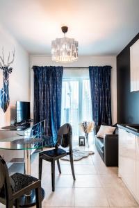 cocina y sala de estar con mesa y sillas en Nowoczesny apartament GLAMOUR Łódź z prysznicem pośrodku, en Łódź