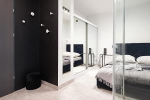 Posteľ alebo postele v izbe v ubytovaní Nowoczesny apartament GLAMOUR Łódź z prysznicem pośrodku - dostęp na kod, parking