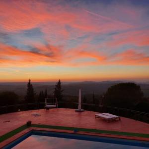 - Patio con piscina y vistas a la puesta de sol en Villa Tutti i colori del Chianti, en Linari