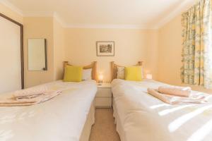 two beds sitting next to each other in a bedroom at Lavender Cottage Coniston in Coniston
