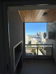 Habitación con ventana y vistas a la ciudad. en Cozy and modern apt in Cordoba en Córdoba