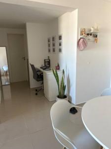 una oficina con escritorio, mesa y sillas en Cozy and modern apt in Cordoba en Córdoba