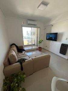 sala de estar con sofá y TV en Cozy and modern apt in Cordoba en Córdoba